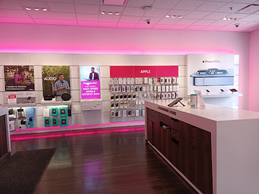 Cell Phone Store «T-Mobile», reviews and photos, 8237 W Ridgewood Dr, Parma, OH 44129, USA