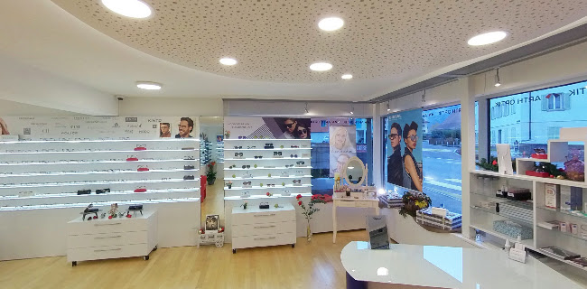 Rezensionen über Arth Optik und Ovesuvio Caffè Showroom in Einsiedeln - Augenoptiker