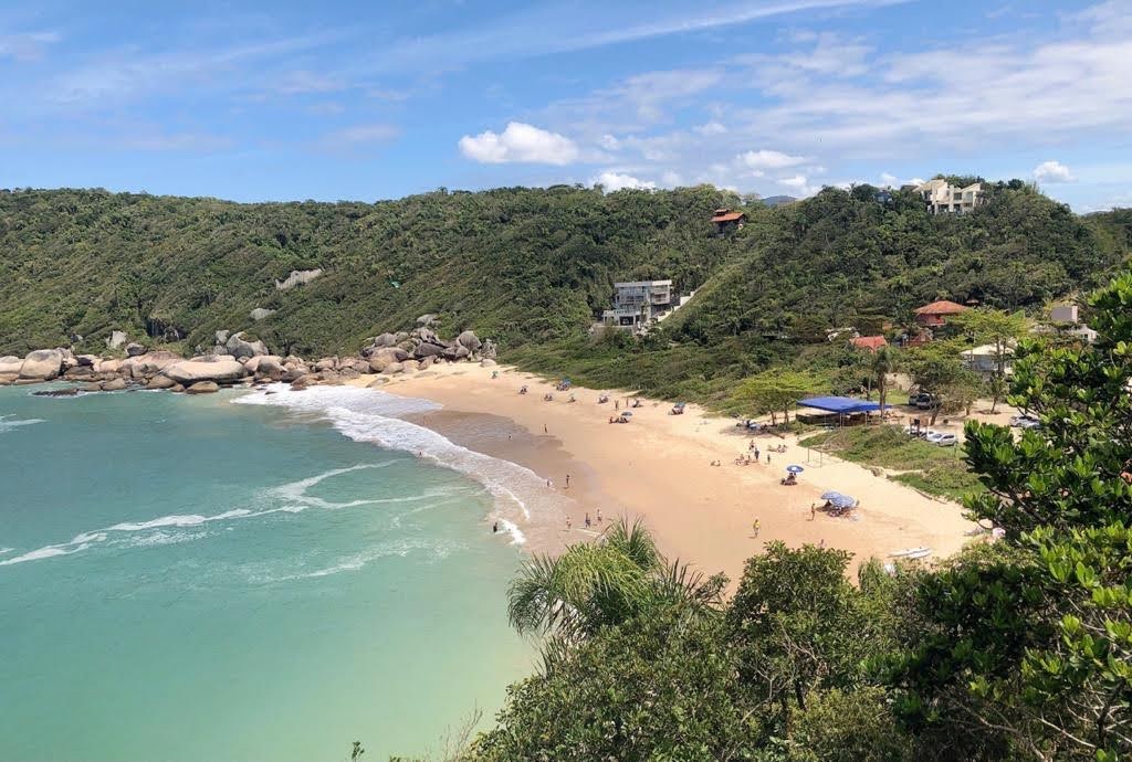 Foto von Praia da Tainha mit beiger sand Oberfläche