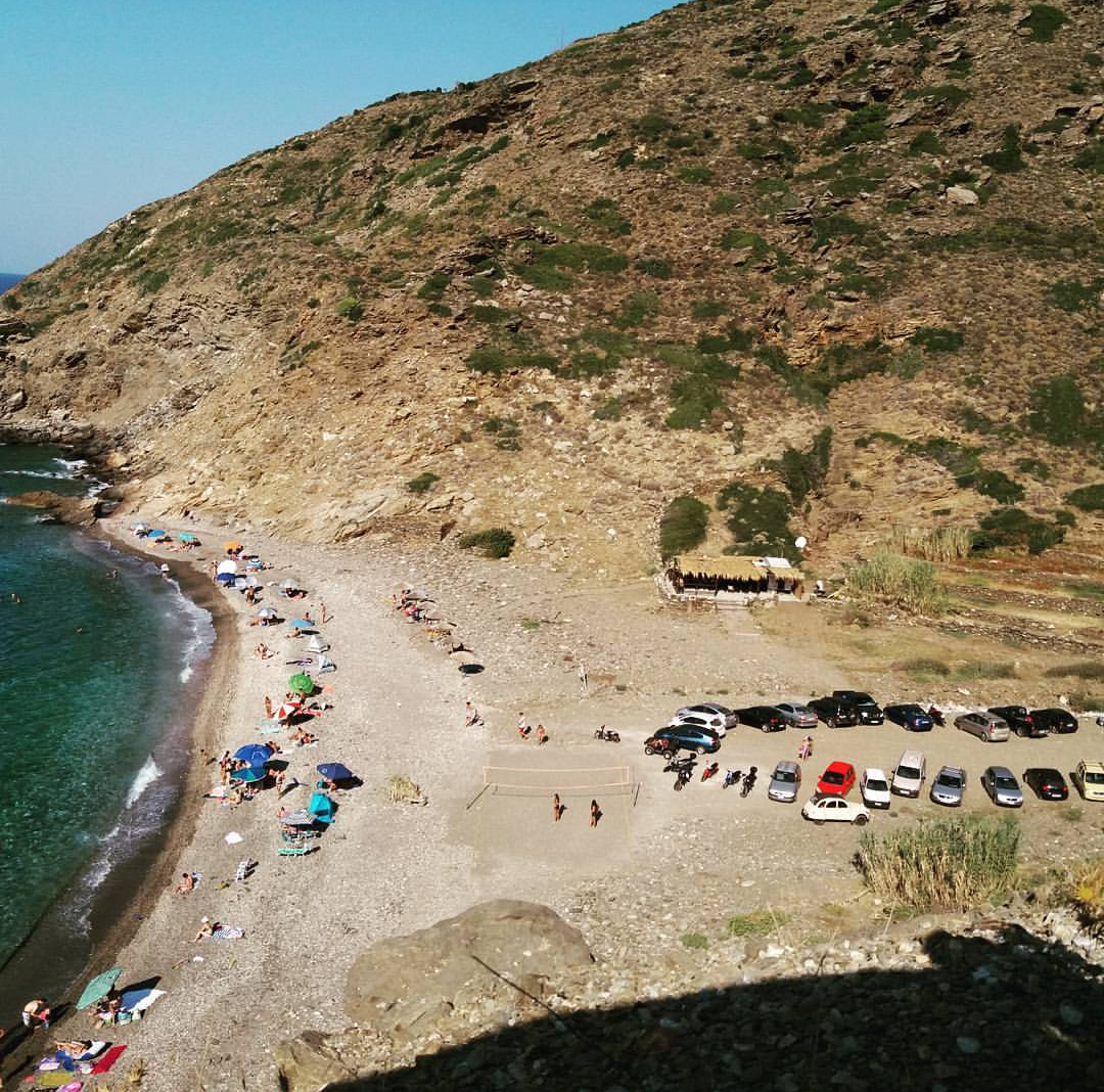 Foto von Aris beach mit teilweise sauber Sauberkeitsgrad