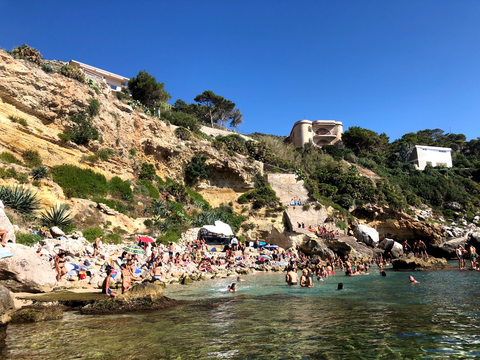 Valokuva Spiaggia dei Francesiista. ympäröity vuorilla