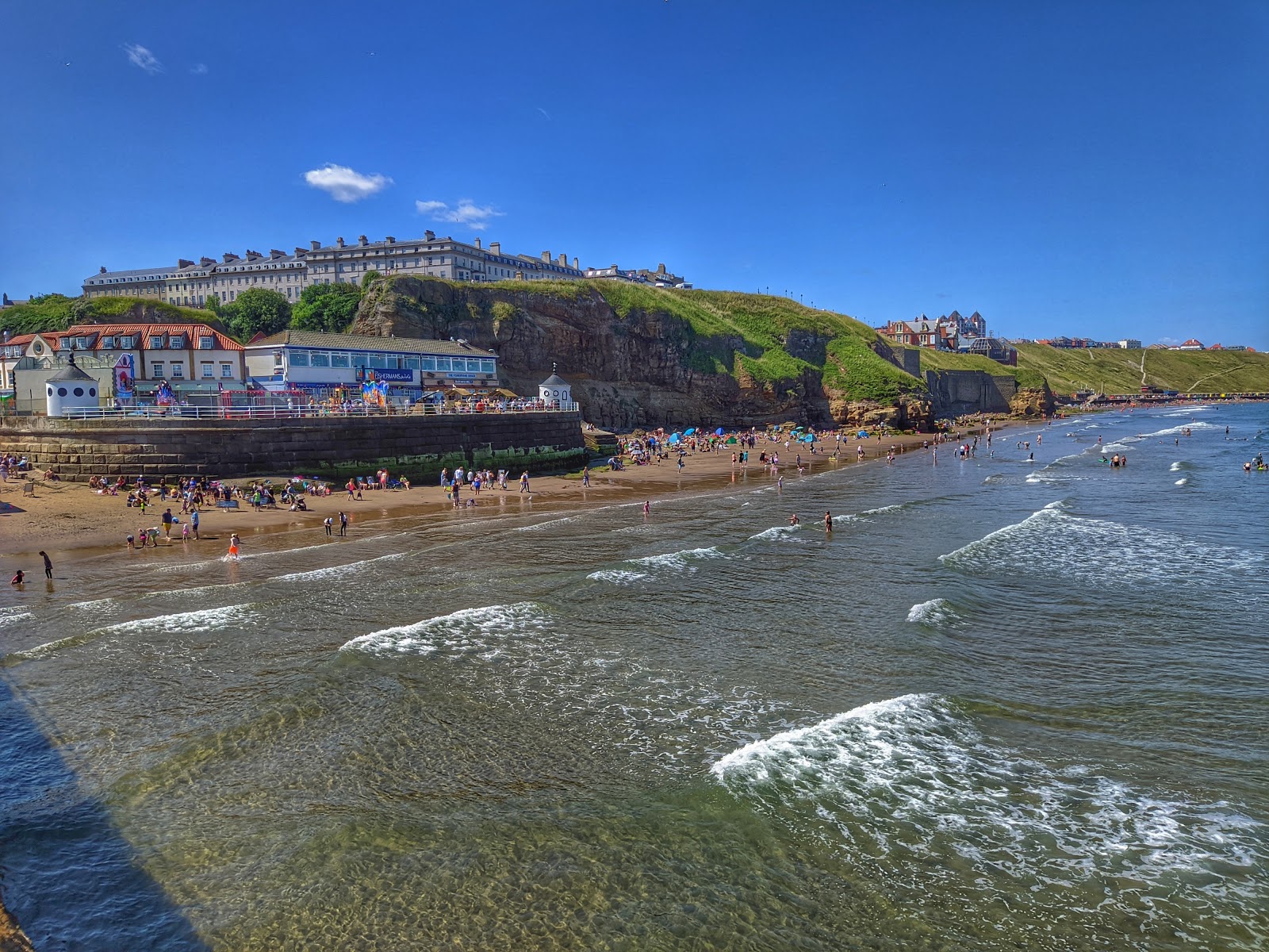 Foto de Playa de Whitby con arena beige superficie