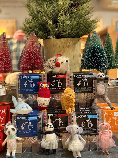 Clothing Store «Planet Access Company Store», reviews and photos, 4727 N Lincoln Ave, Chicago, IL 60625, USA