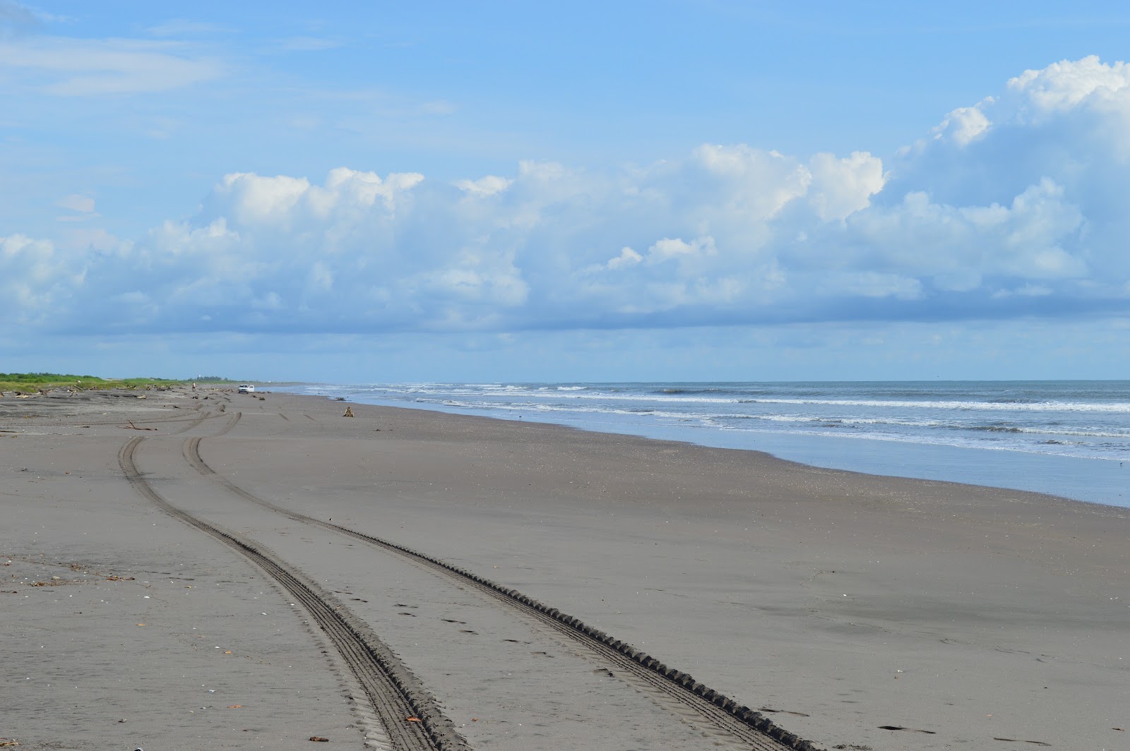 Foto de Los Corchos beach com areia brilhante superfície