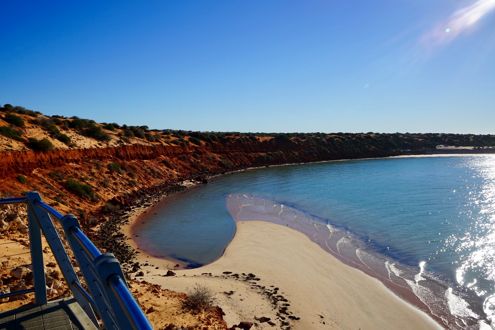 Bottle Bay Beach'in fotoğrafı - rahatlamayı sevenler arasında popüler bir yer
