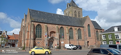 Place de l'Eglise à Esquelbecq