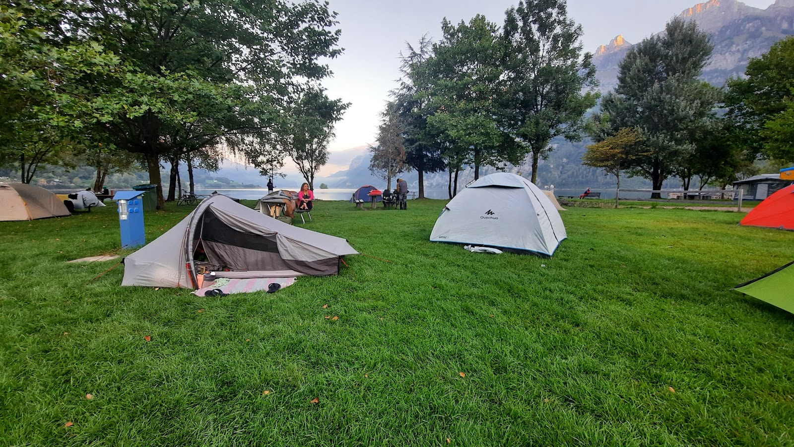 Foto av Stranden i södra Walenstadt och dess vackra landskap