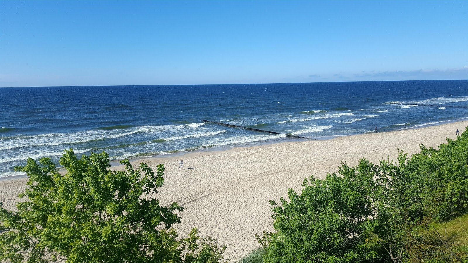 Foto van Rusinowo beach met turquoise puur water oppervlakte