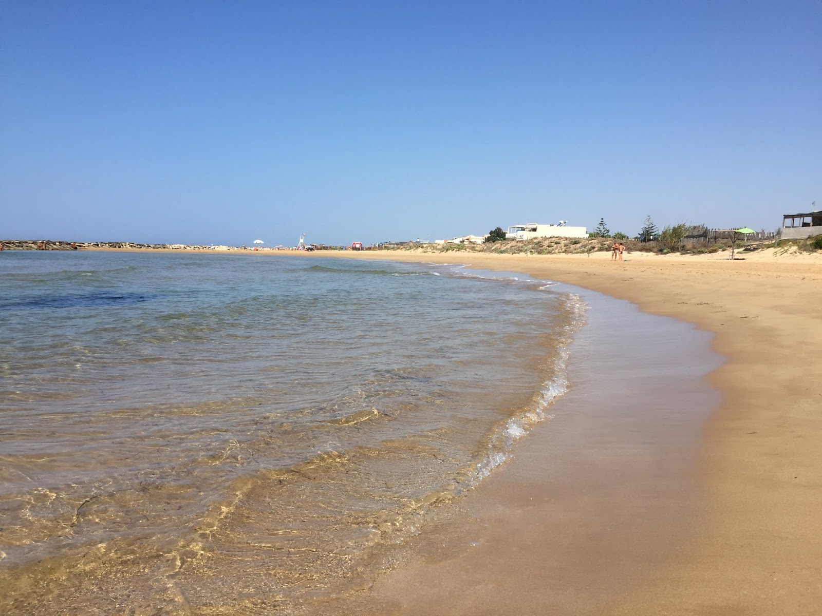 Foto di Spiaggia di Donnalucata con una superficie del sabbia marrone