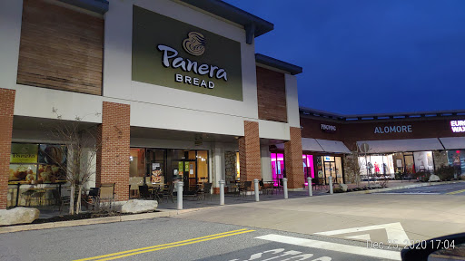 Shopping Mall «Gateway Shopping Center», reviews and photos, 221 E Swedesford Rd, Wayne, PA 19087, USA