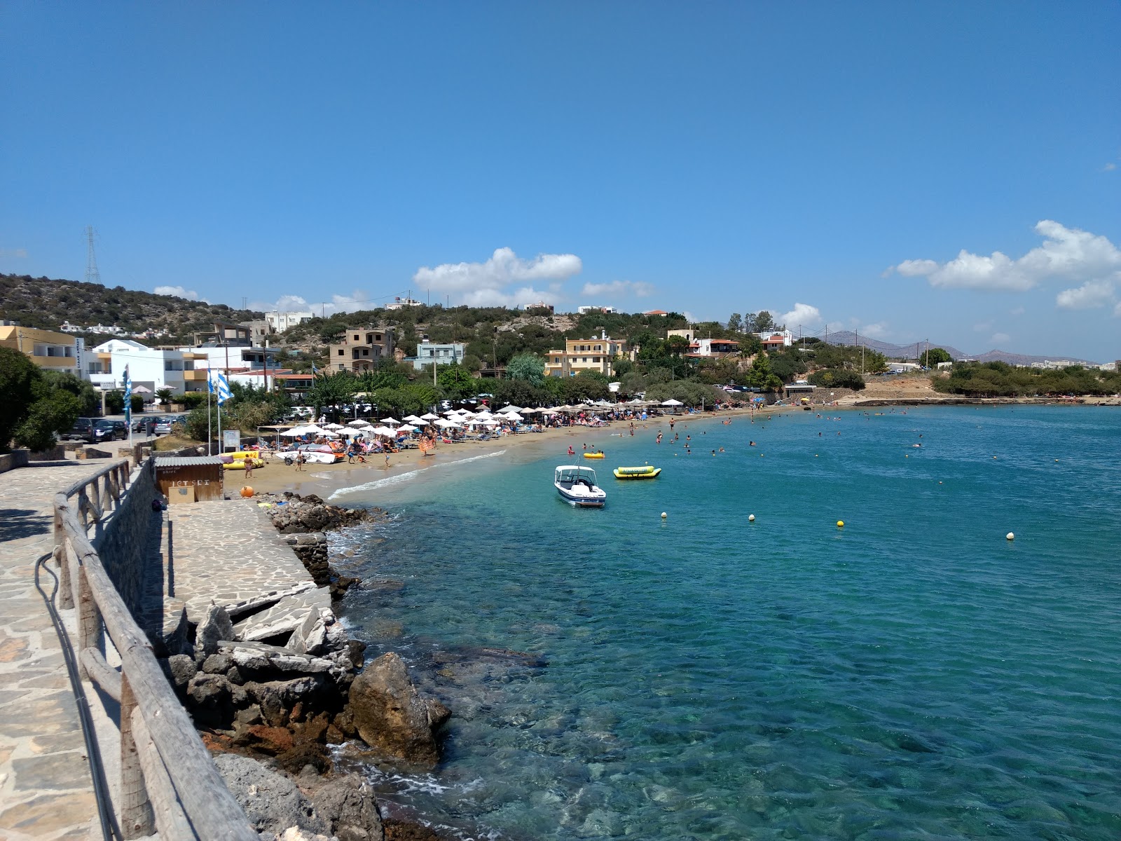 Foto von Paralia Ammoudara mit brauner sand Oberfläche