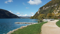 Foto von Plage Albert Griot umgeben von Bergen