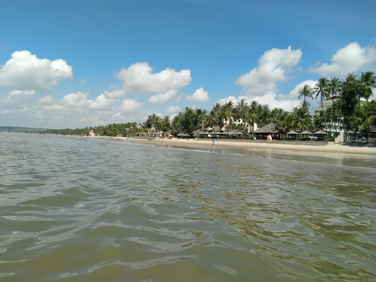 Foto av Huynh Thuc Khang Beach och bosättningen