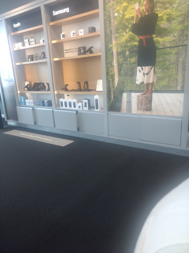 Cell Phone Store «Verizon», reviews and photos, 1335 Lake Woodlands Dr A, The Woodlands, TX 77380, USA