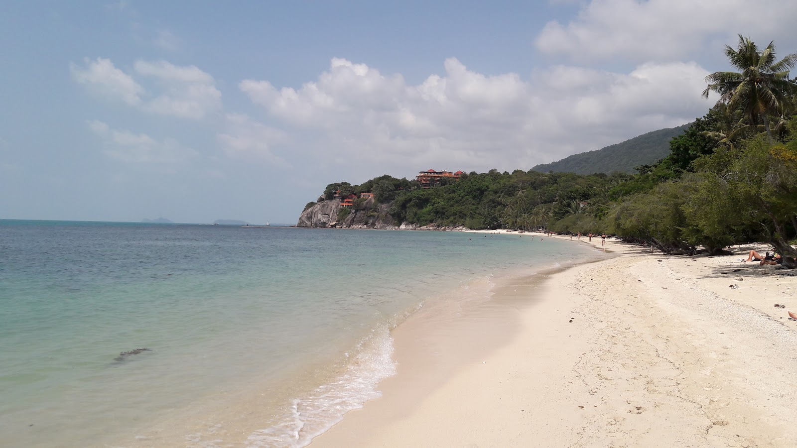 Foto de Rin Nai Beach com areia brilhante superfície