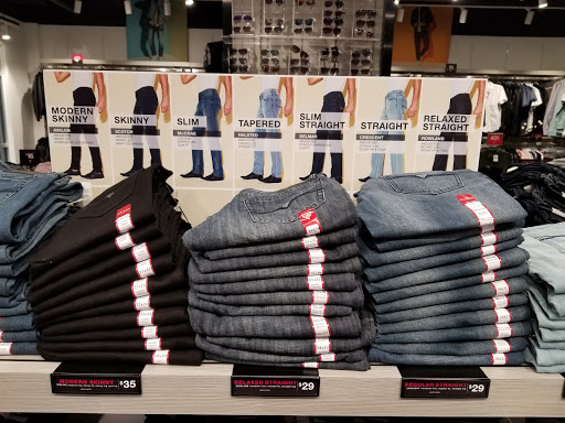 Shopping Mall «Lee Premium Outlets», reviews and photos, 17 Premium Outlet Blvd, Lee, MA 01238, USA