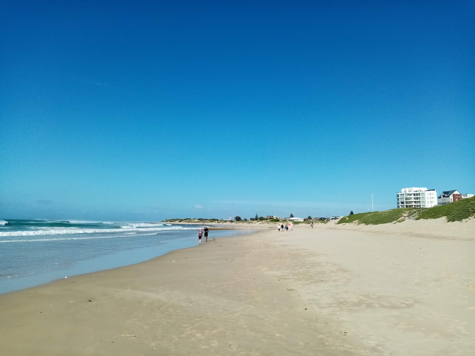 Foto di Pollok beach con una superficie del sabbia luminosa