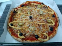 Plats et boissons du Pizzeria Le Kiosque à Pizzas de Saint Bonnet de Mure - n°4
