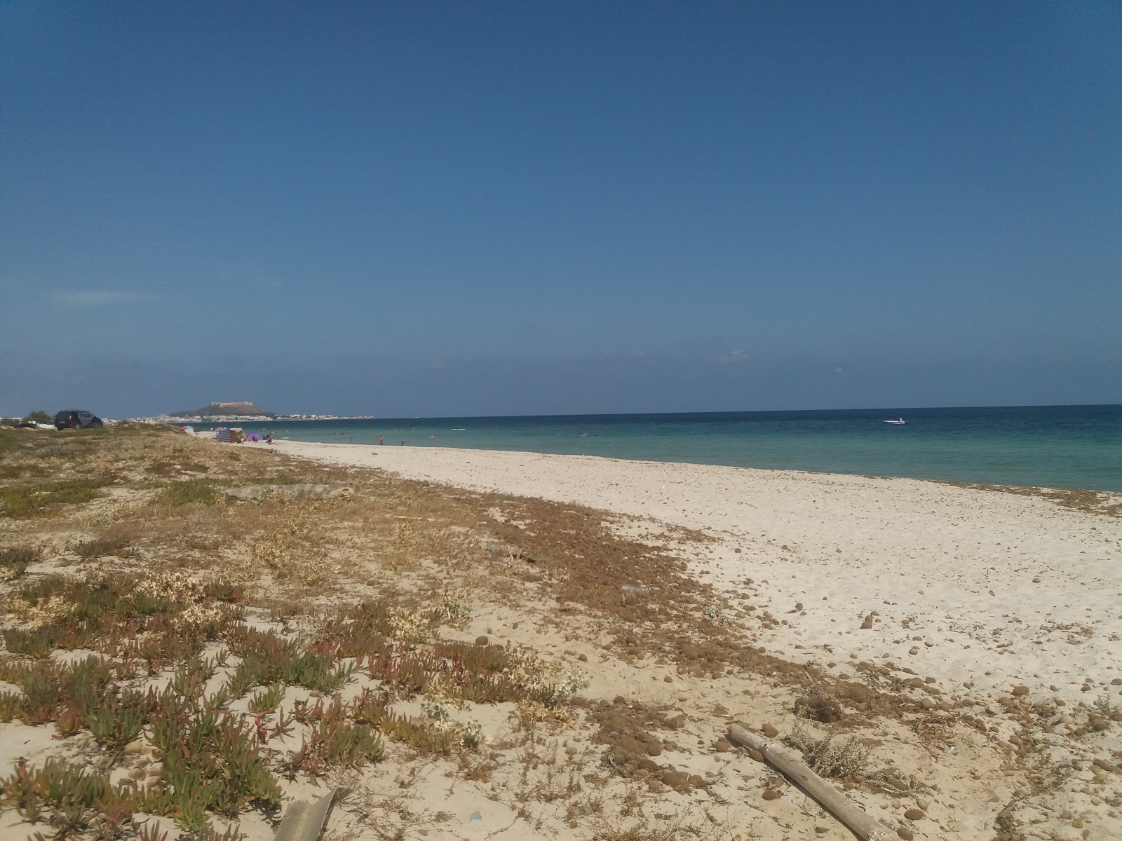 Fotografija Ain Grenz Beach in naselje