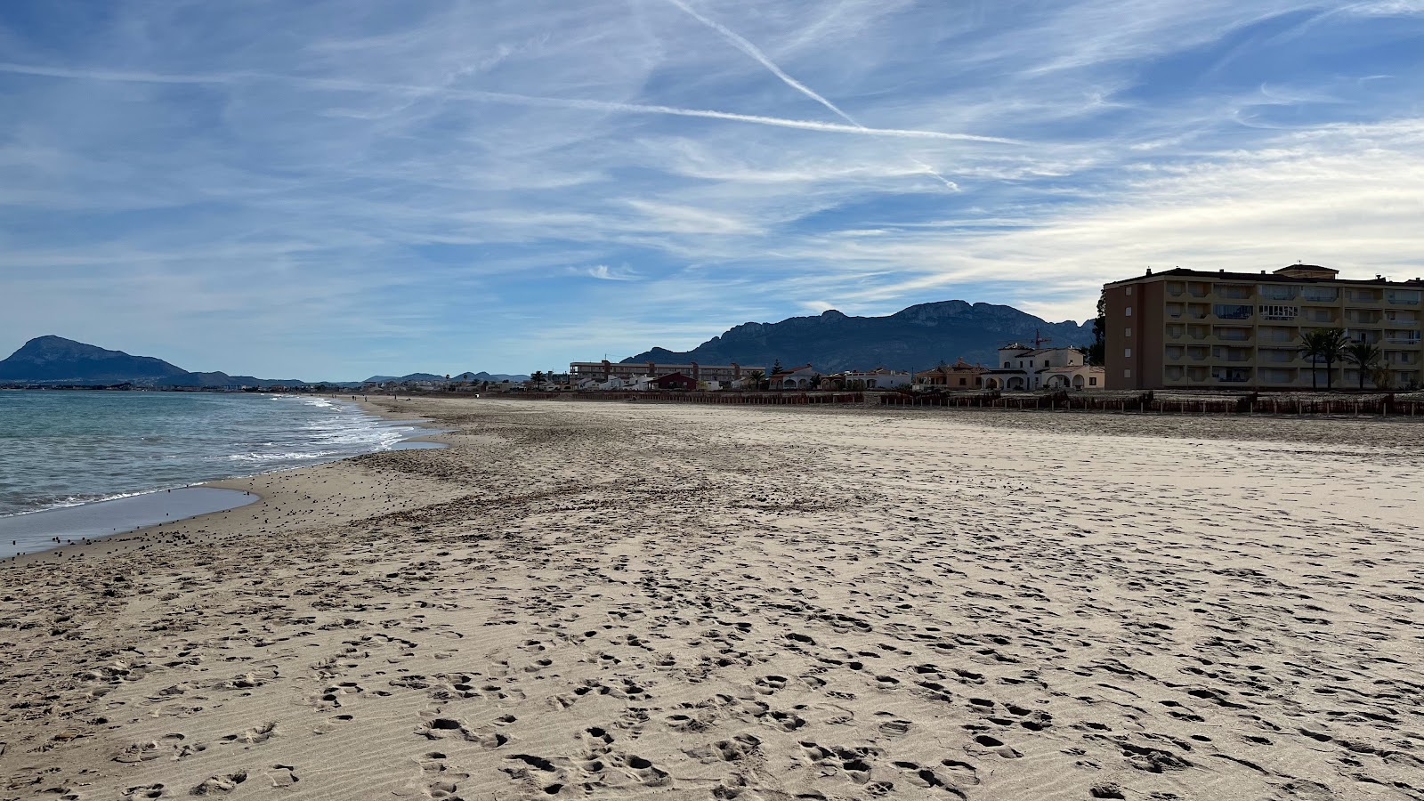 Platja de les Deveses'in fotoğrafı düz ve uzun ile birlikte