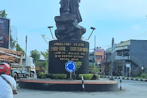 Tugu Patung Jenderal Soedirman Purbalingga image