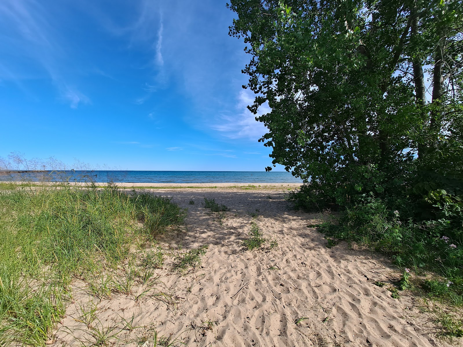 Foto av AuSable Shoreline Park Beach med lång rak strand