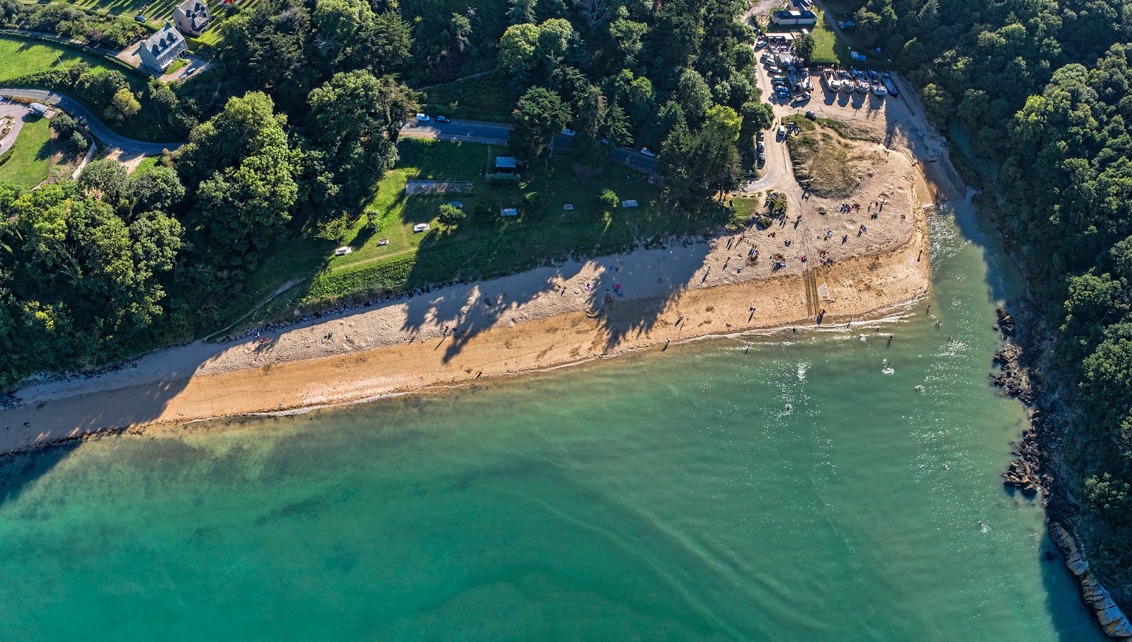 Plage de Quatre Vaux'in fotoğrafı düz ve uzun ile birlikte