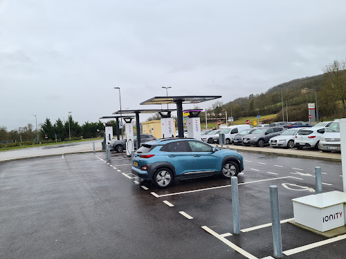 Borne de recharge de véhicules électriques IONITY Station de recharge Eguilly