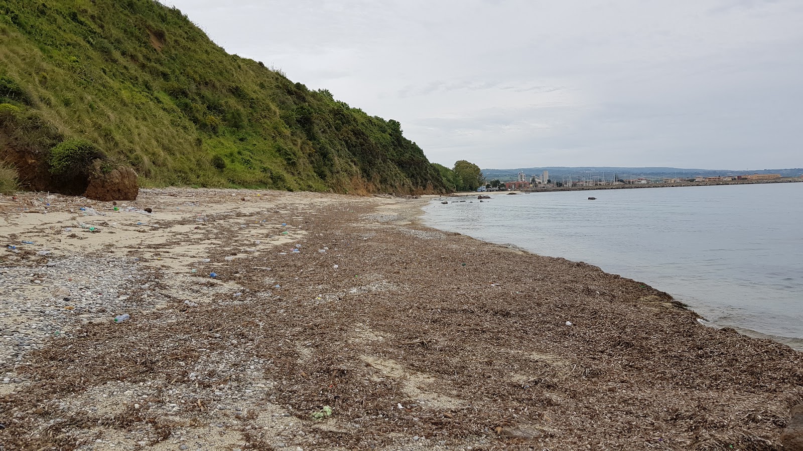 Foto von Spiaggia Timpa Janca mit brauner sand Oberfläche