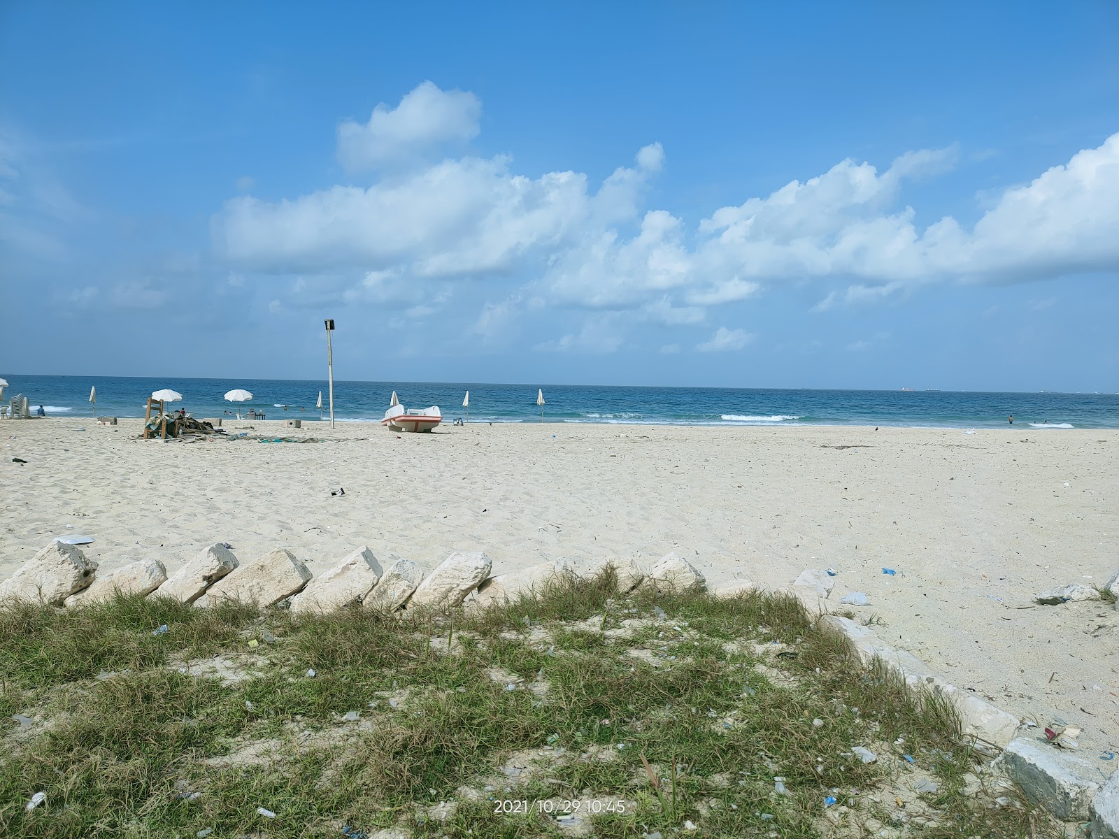 Foto av Hanouville Public Beach med lång rak strand