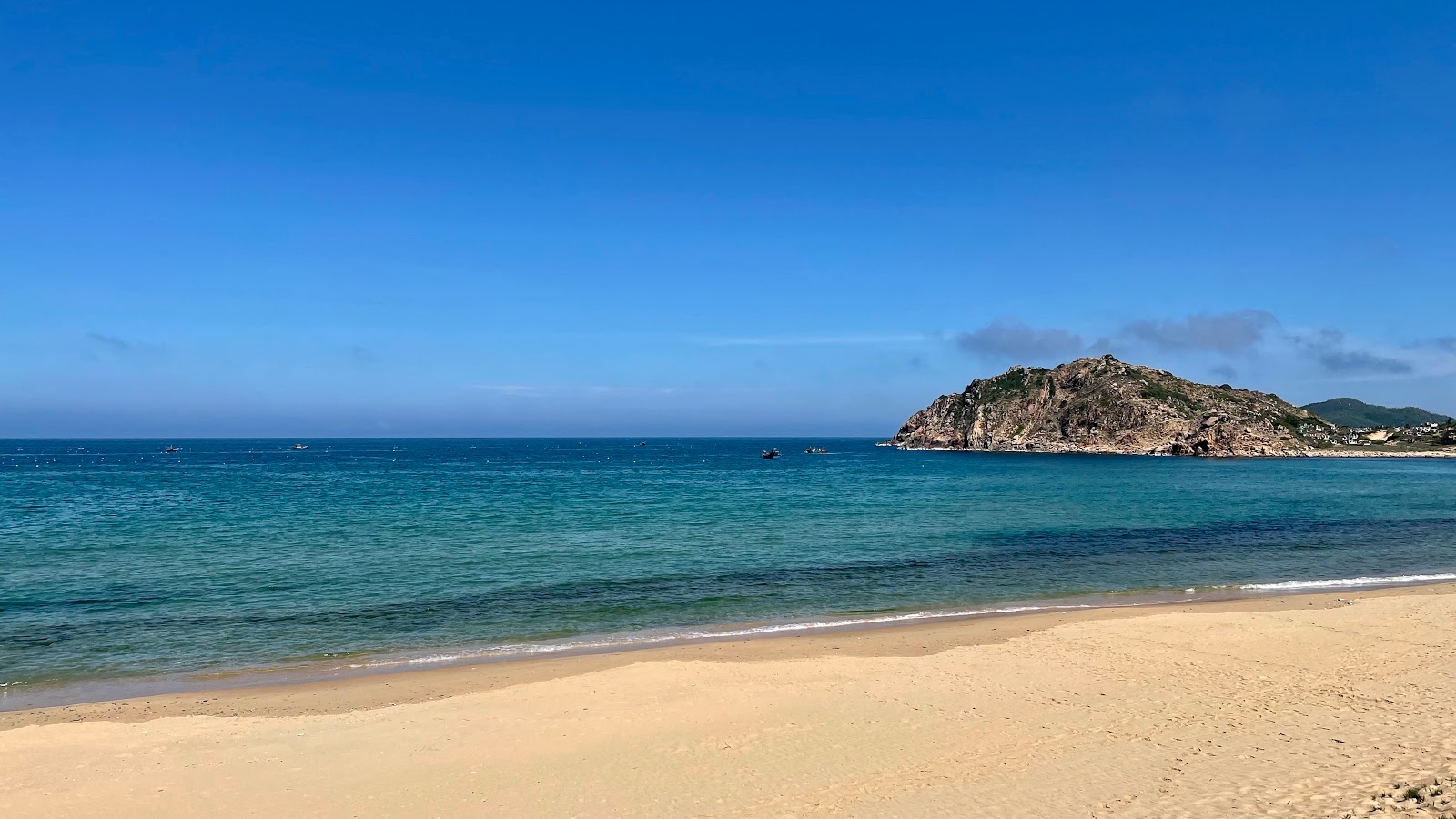 Φωτογραφία του Hoa Thanh Beach με φωτεινή άμμος επιφάνεια