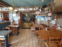 Atmosphère du Restaurant Cafe Ar Vag à Plougrescant - n°15