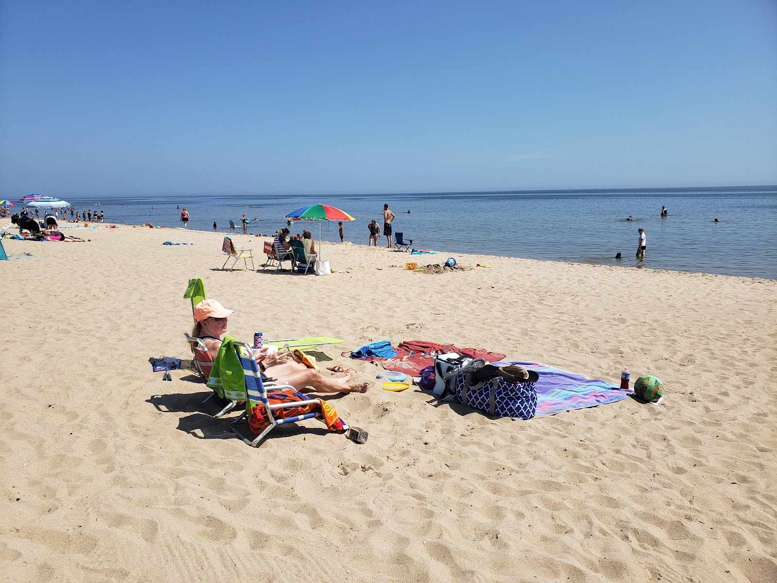 Neshotah Beach的照片 带有米色沙子表面