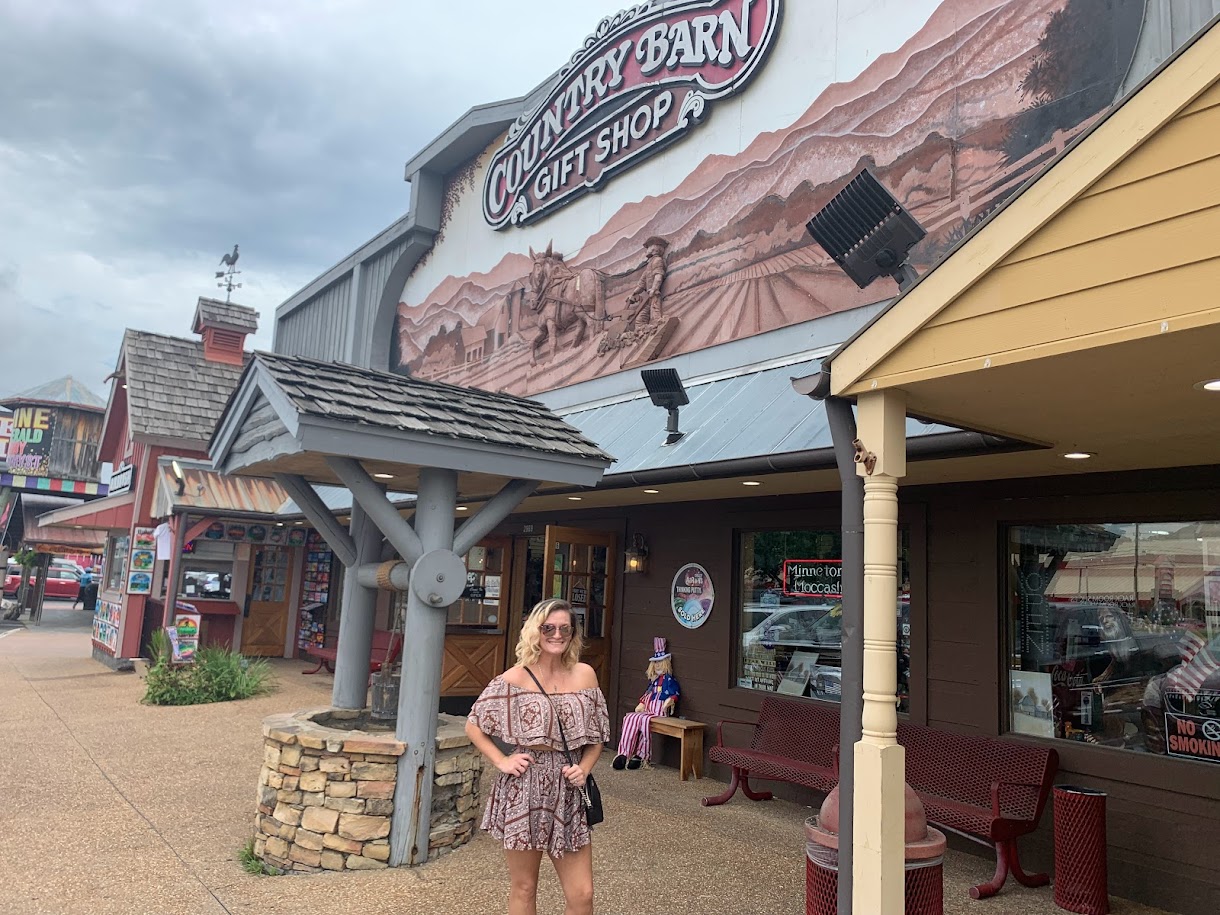 Country Barn Gift Shop & Photo Park