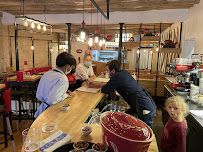 Atmosphère du Restaurant de spécialités alsaciennes L'Alsacien République - Restaurant / Bar à Flammekueche à Paris - n°10