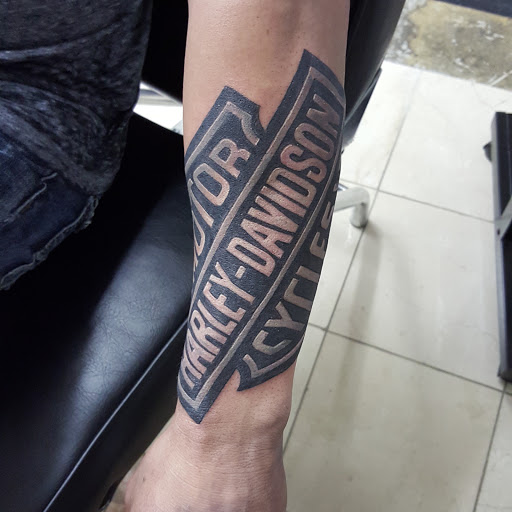 Tattoo Shop «Under the Gun Tattoo Studio», reviews and photos, 3998 Alum Creek Dr, Columbus, OH 43207, USA