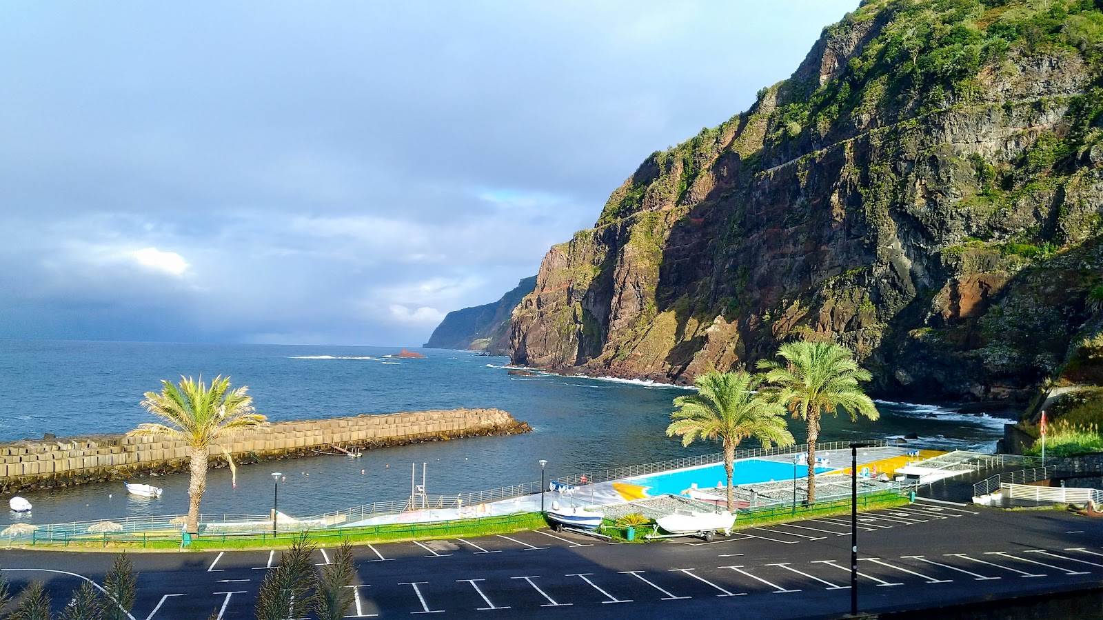 Valokuva Piscinas de Ponta Delgadaista. pinnalla turkoosi puhdas vesi:n kanssa