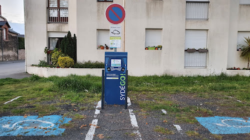 Borne de recharge de véhicules électriques SYDÉGO Station de recharge Blain