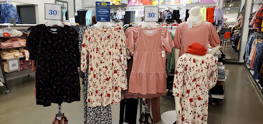 Clothing Store «Old Navy», reviews and photos, 19401 Alderwood Mall Pkwy, Lynnwood, WA 98036, USA