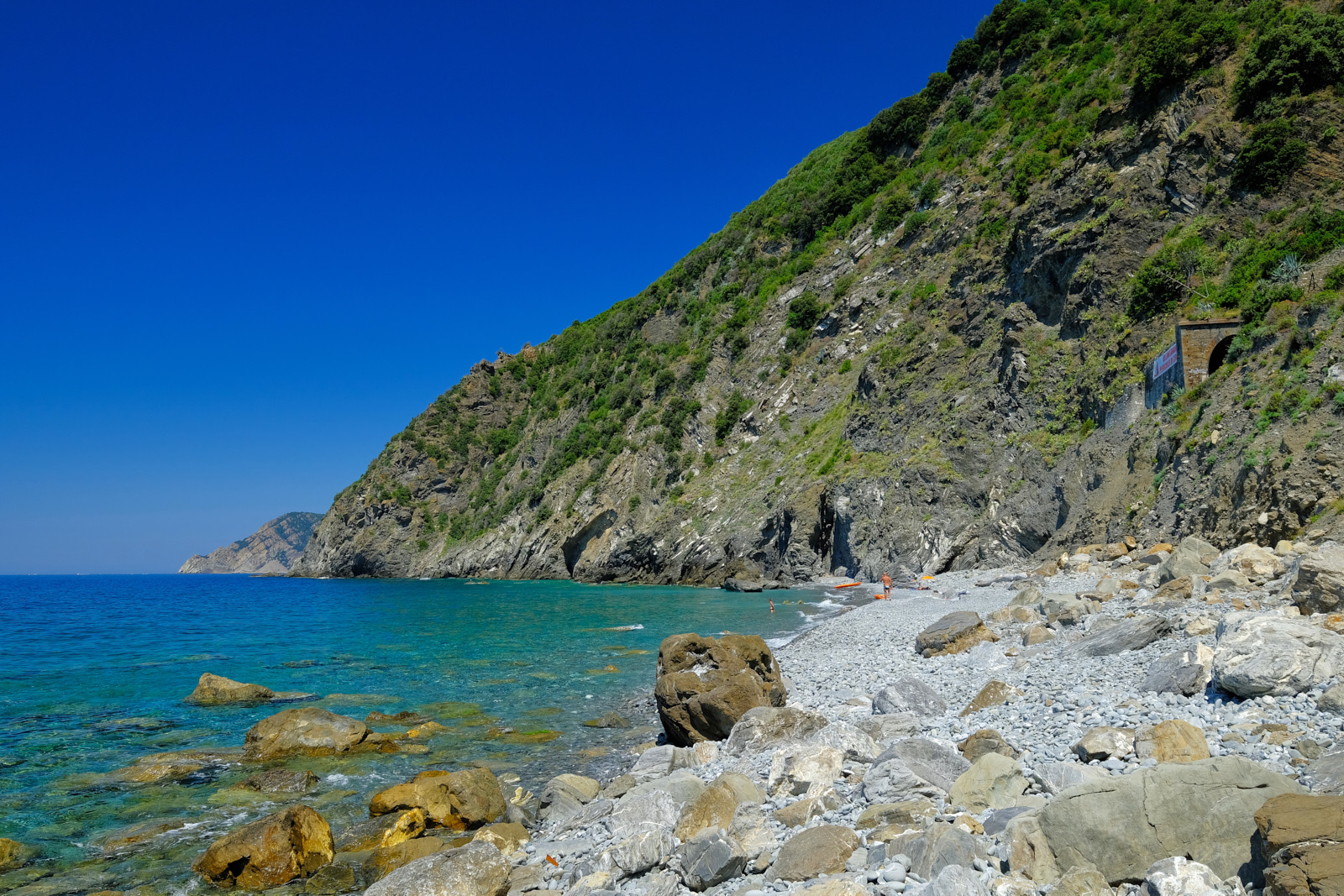Foto von Spiaggia di Guvano Vernazza mit teilweise sauber Sauberkeitsgrad