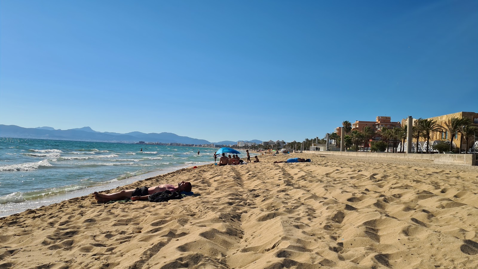 Photo de Playa de Palma avec sable fin et lumineux de surface
