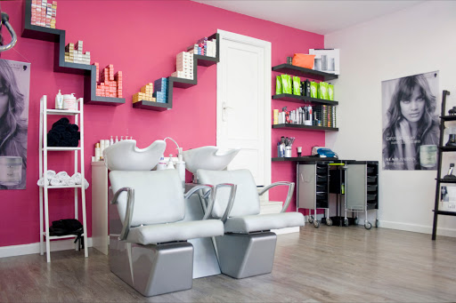 Triana Bella Centro de Peluquería Y Estética Unisex (Tinte 5€, Corte 5€, Peinado 5€)