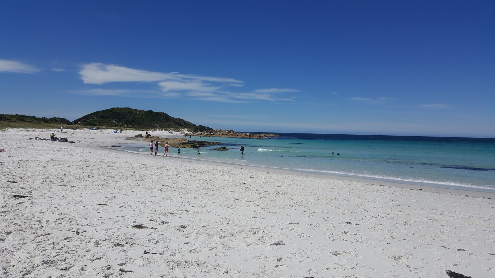 Foto di Jeanneret Beach con una superficie del sabbia bianca