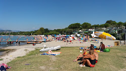 Foto von Spiaggia La Quercia und seine wunderschöne Landschaft