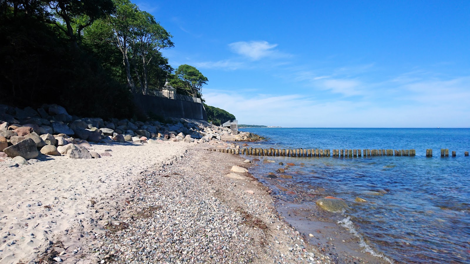 Foto di Heiligendamm Strand con una superficie del sabbia grigia e rocce