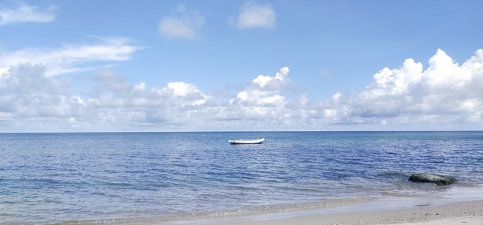 Brisy Beach的照片 带有碧绿色纯水表面