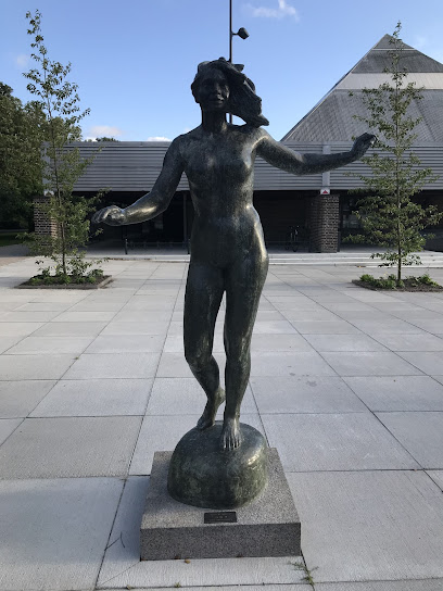 Bronzeskulptur 'Pigen på Høfden' af Poul Søndergaard (1977)