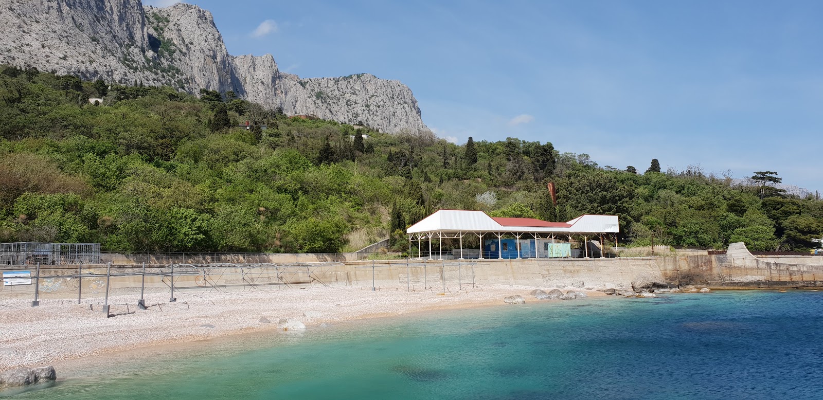 Foto di Foros beach con una superficie del acqua cristallina