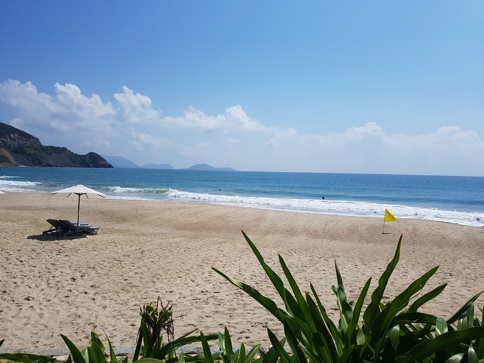 Φωτογραφία του Παραλία Cam Hai Dong με καθαρό νερό επιφάνεια