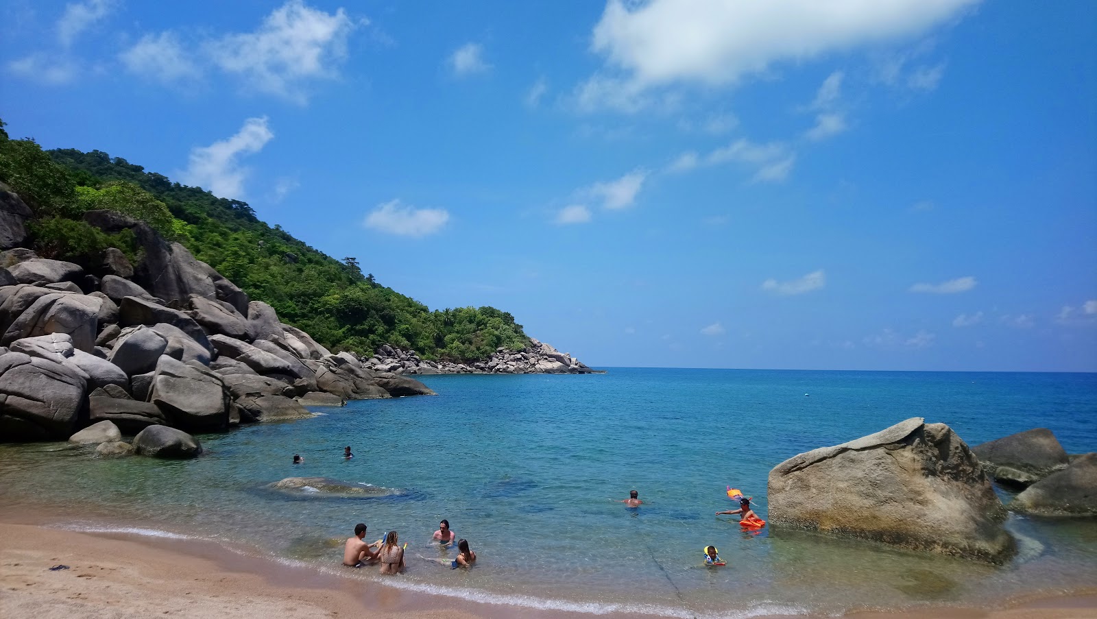 Φωτογραφία του Ao Hin Wong Beach με καθαρό νερό επιφάνεια